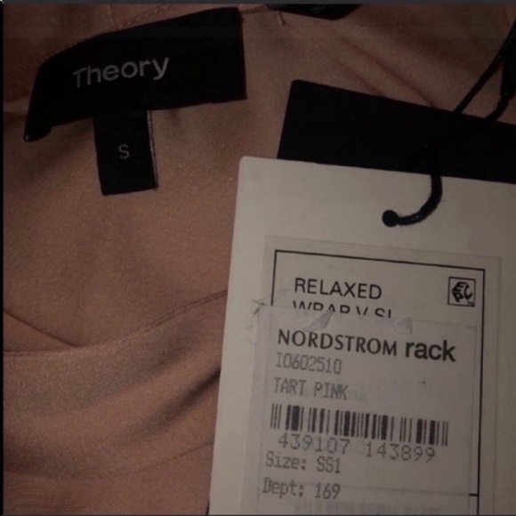 Theory Women's Sleeveless Relaxed Wrap Vneck Top
Silk NWT! sold out ! Exclusive - Picture 8 of 10